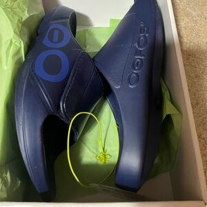 Good condition, OOFOS wide size 10